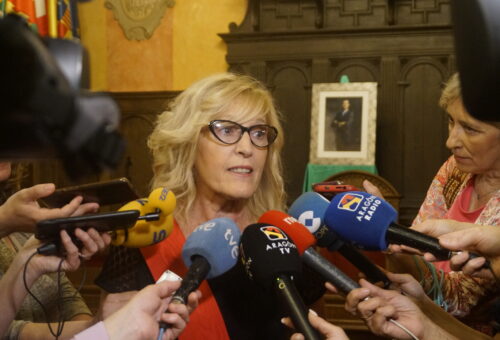La alcaldesa de Huesca censura el debate sobre el Pío XII. Prefiere hablar de prioridad nacional, de himnos y de cánticos antes que de un colegio público